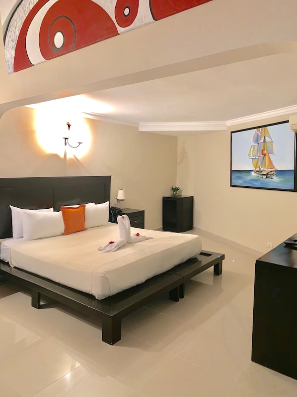 Suite Deluxe 1 Cama grande y 1 individual | Seprai premium, selimut bulu angsa, bantalan ekstra lembut, dan brankas