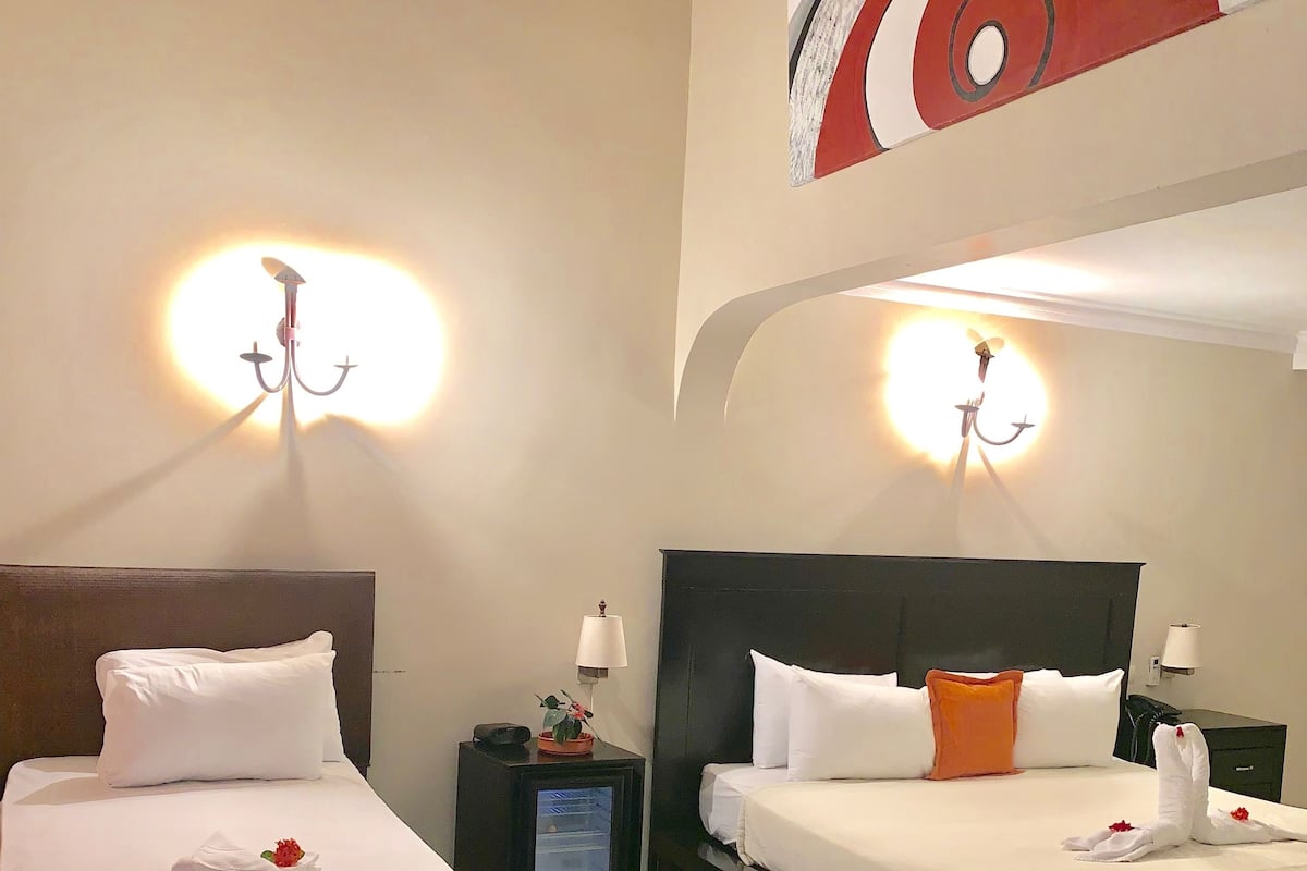 Deluxe King Suite with Single Bed and Pool View | Seprai premium, selimut bulu angsa, bantalan ekstra lembut, dan brankas
