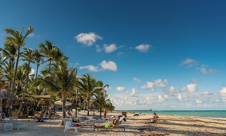 Una playa cerca, arena blanca