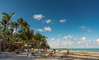 Ubicación cercana a la playa y arena blanca