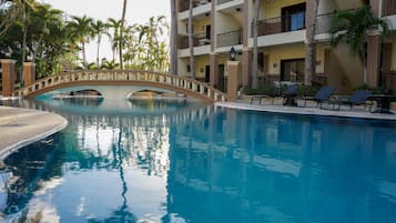 Una piscina al aire libre, sillones reclinables de piscina