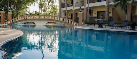 Piscina a l'aire lliure (horari: 07:00-19:00) i gandules