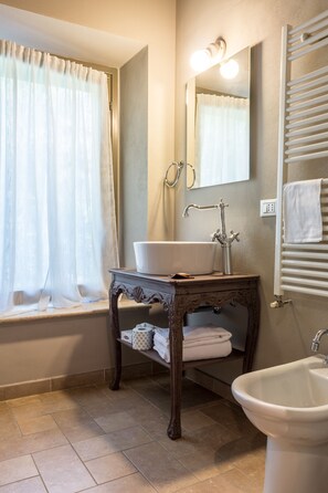 Double Room | Bilik Mandi | Kelengkapan dandanan diri percuma, pengering rambut, selipar, bidet 