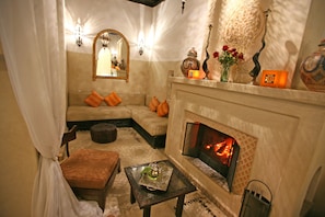 3 bars/lounges