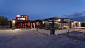 En byggnad med en skylt som visar texten ”FRANTZ INN” och ”The Bistro”.
