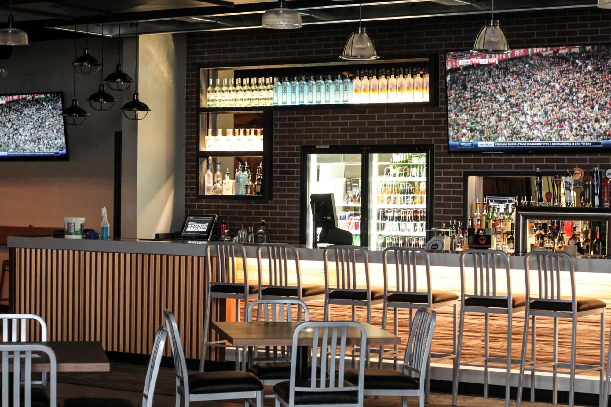 serves breakfast, lunch and dinner