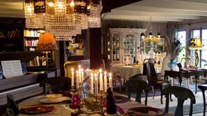 Comedor con candelabro, velas y un piano.