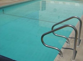 2 piscinas externas, espreguiçadeiras