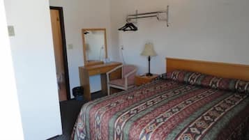 Huone, 1 keskisuuri parisänky | Ilmainen Wi-Fi, vuodevaatteet