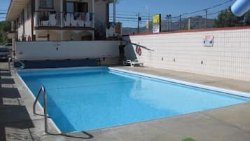 Kauden mukainen ulkouima-allas