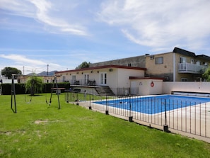 Una piscina al aire libre de temporada