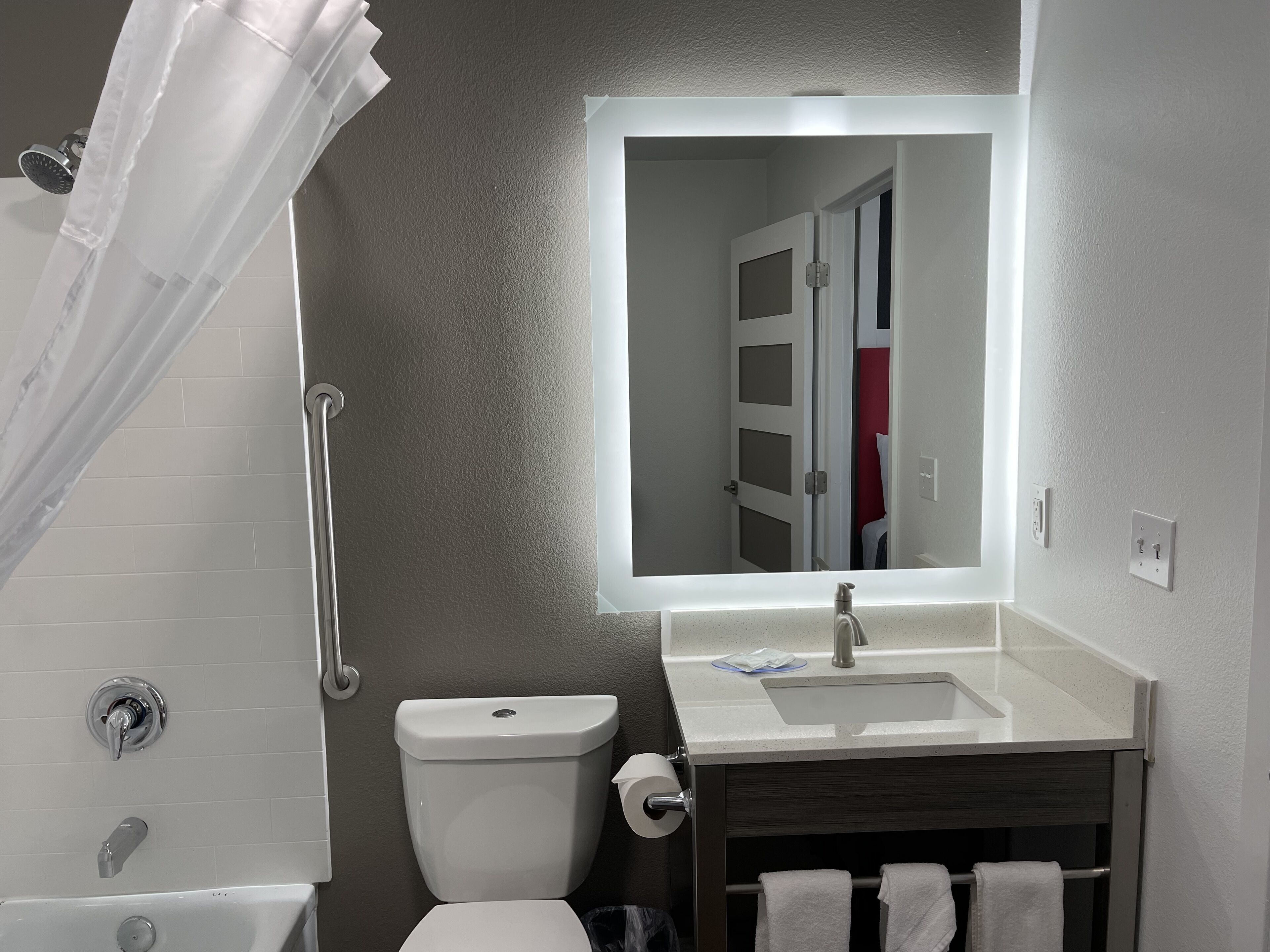 Combined shower/tub, towels