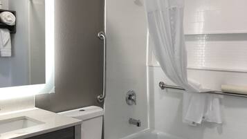 Bañera con ducha, toallas
