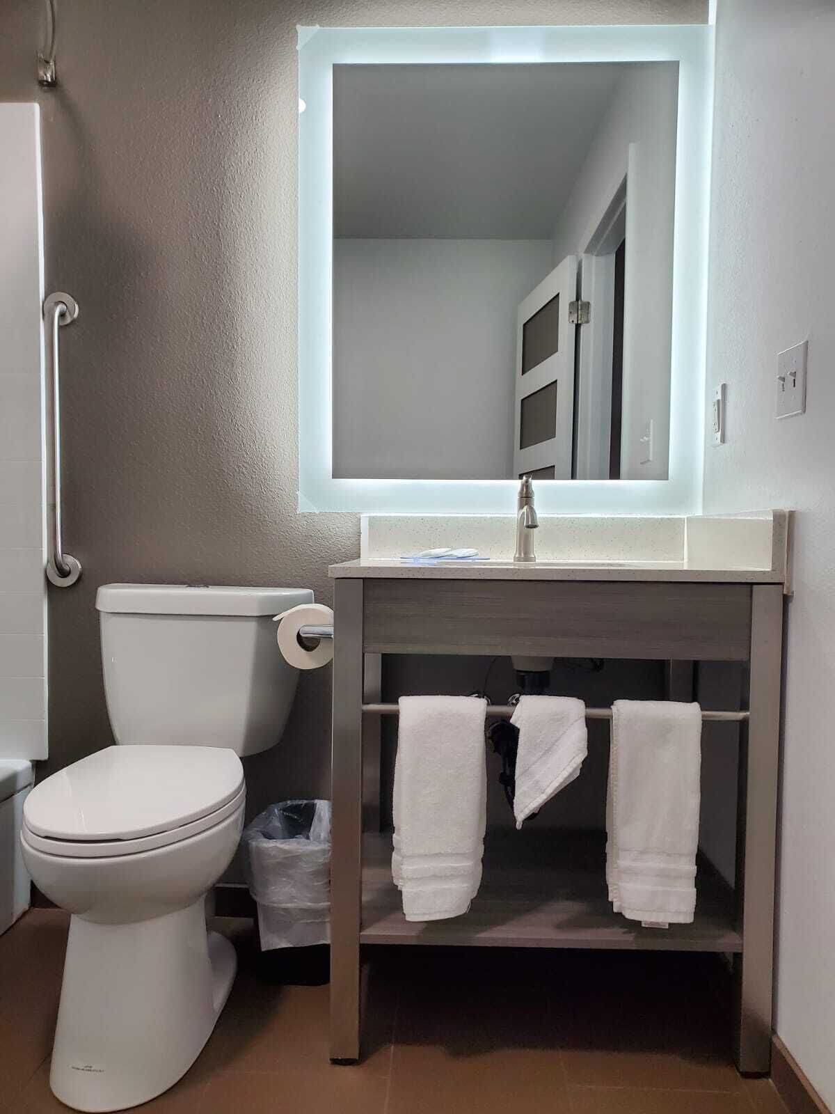 Standard Room, 1 King Bed | Bathroom | Combined shower/tub, towels