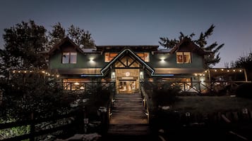 住宿正面 (夜晚)