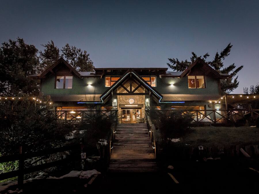 Fachada da propriedade à noite