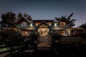 Fachada de la propiedad por la tarde o noche