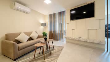 Suite Grand, 1 cama King size y sofá cama, hidromasaje, junto a la alberca | Área de sala de estar | Televisión de pantalla plana, Netflix y servicios de streaming