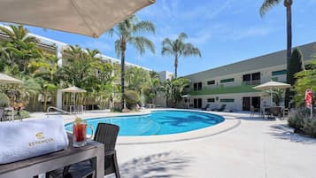 Piscina externa, funciona das 9h às 21h, espreguiçadeiras