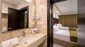 Suíte executiva, várias camas, geladeira | Banheiro | Produtos de toalete grátis, secador de cabelo, toalhas de banho