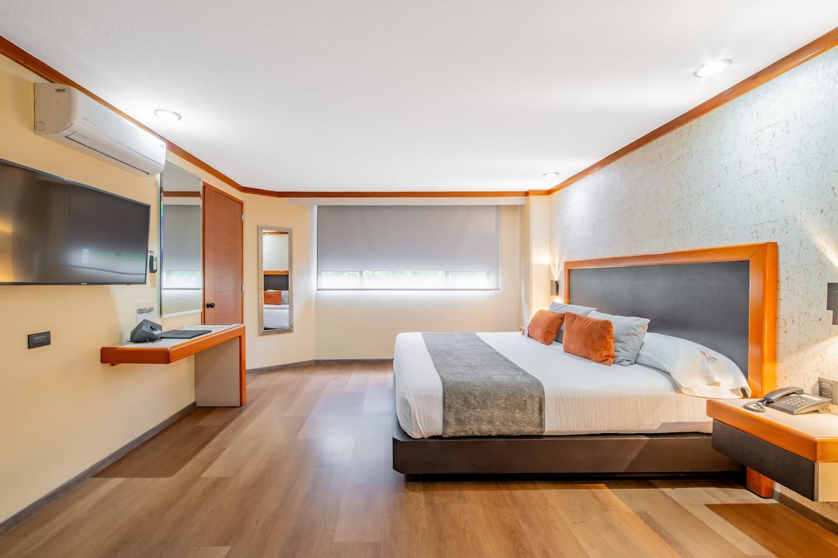 Premium bedding, in-room safe, laptop workspace, iron/ironing board