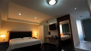 Habitación junior | Ropa de cama de alta calidad y caja de seguridad en la habitación