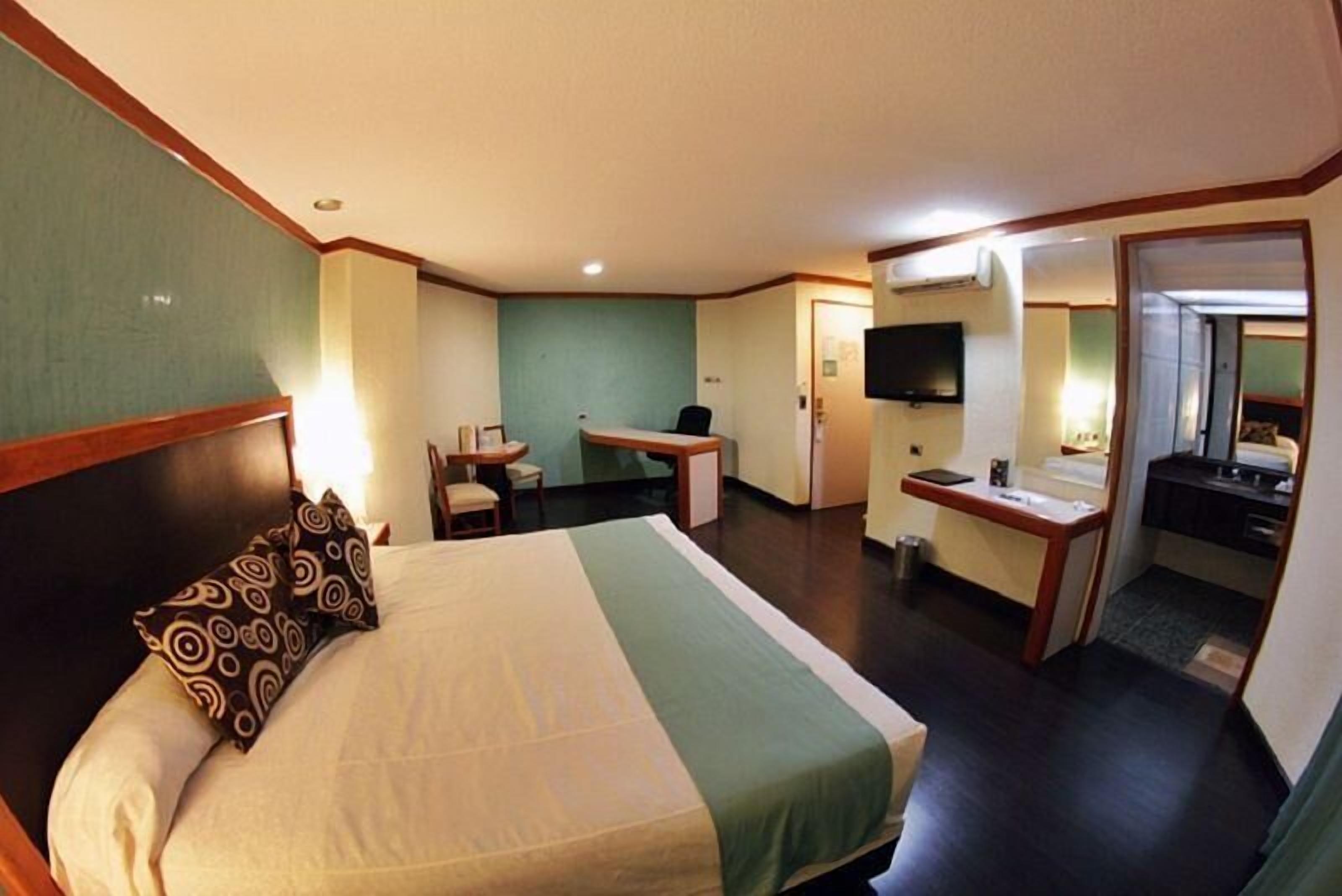 Premium bedding, in-room safe, laptop workspace, iron/ironing board