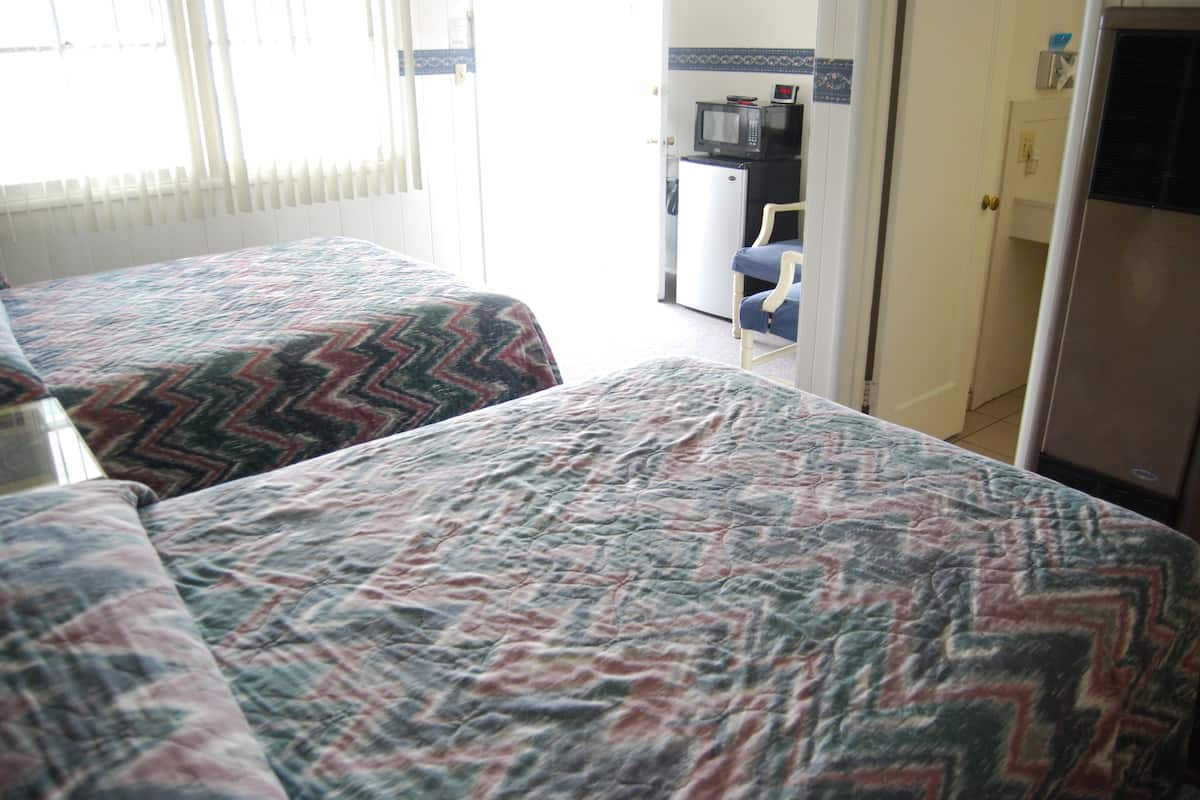 Een bureau, een strijkplank/strijkijzer, extra bedden, gratis wifi