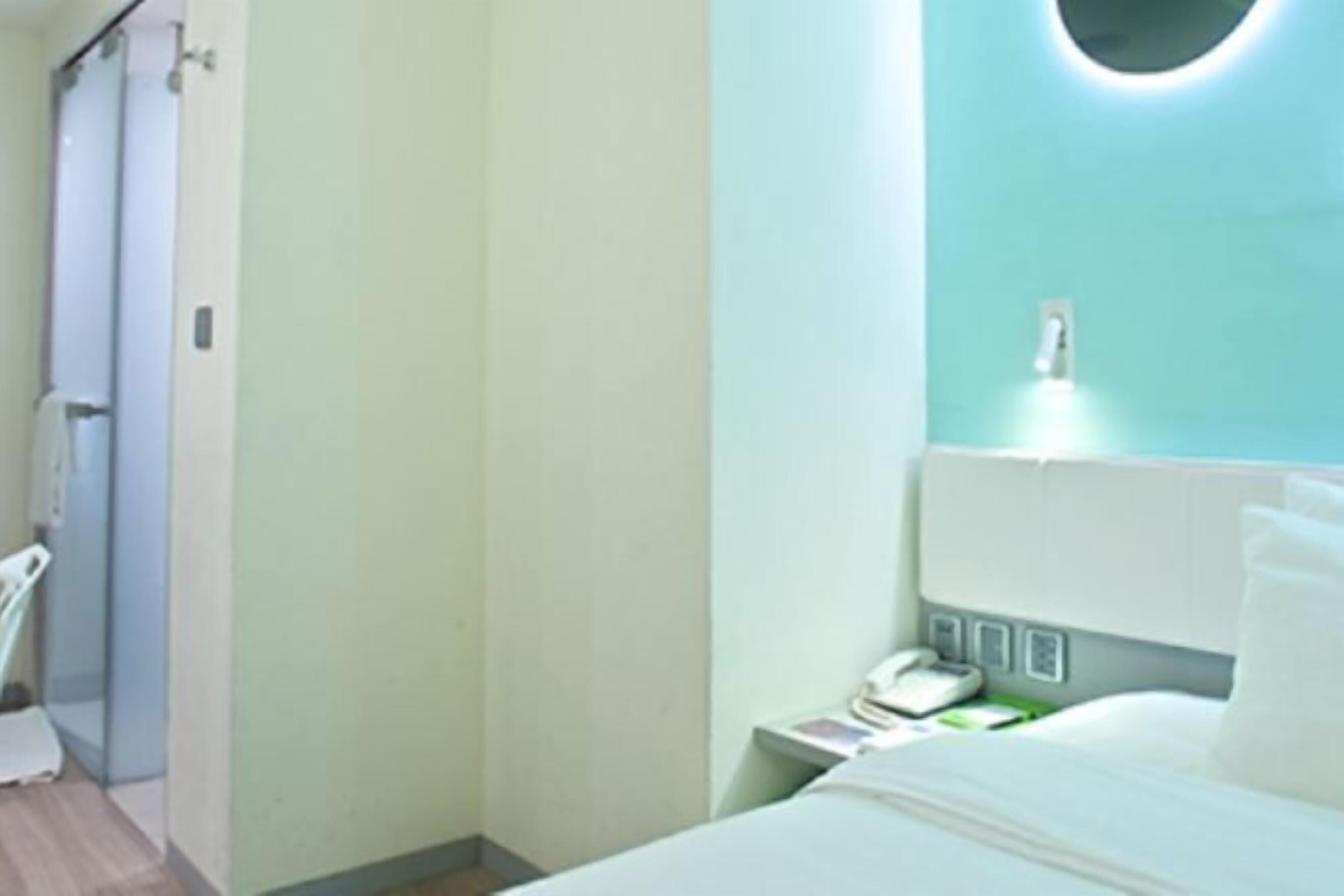 Cofres nos quartos, escrivaninha, cortinas blackout