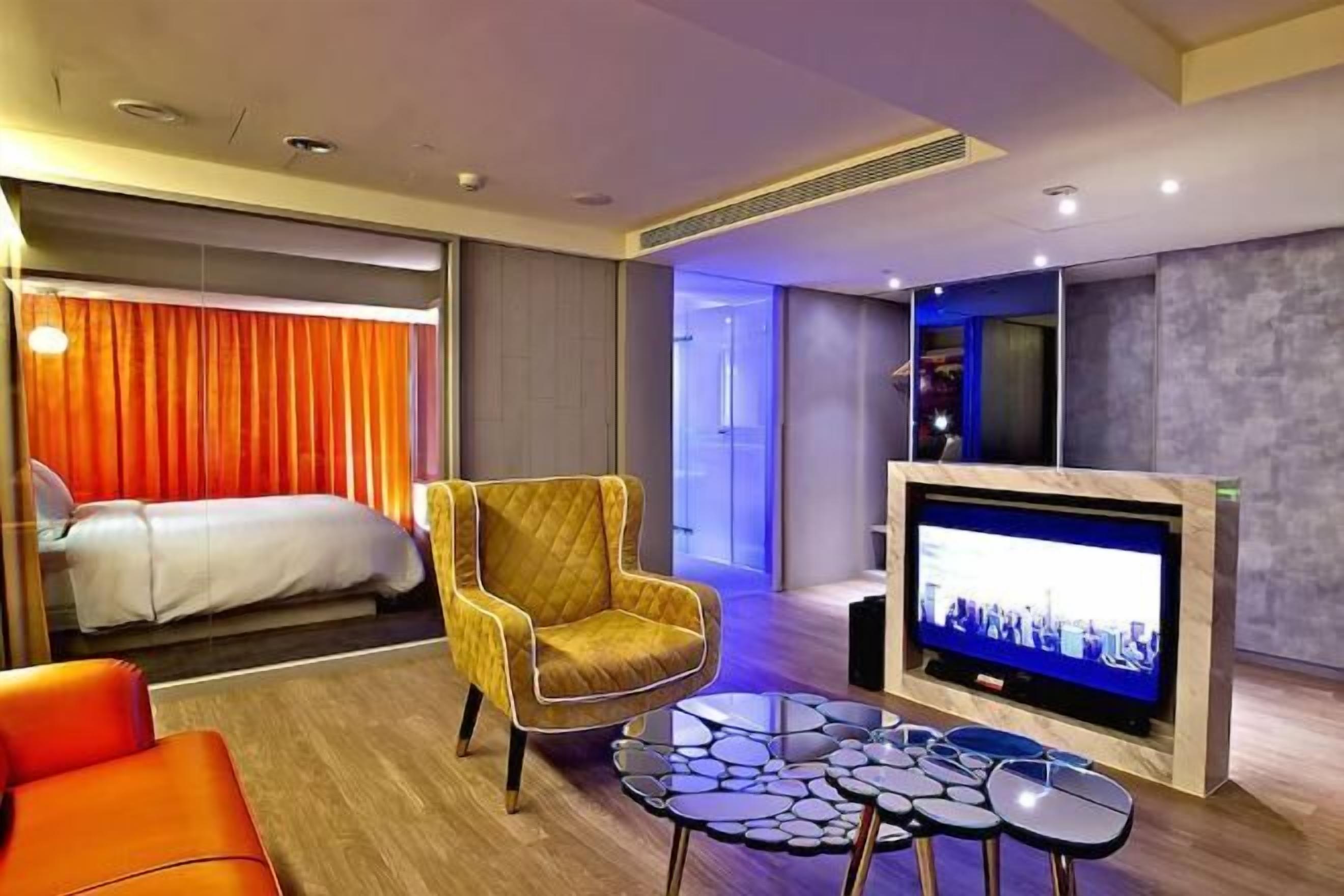 Cofres nos quartos, escrivaninha, cortinas blackout