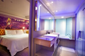 FX Suite | Bathroom | Shower, hair dryer, slippers, towels - FX Hotel Kaohsiung Zhonghua Road Branch (Kaohsiung)