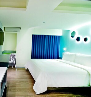 Klassieke tweepersoonskamer (ECO-friendly) | Een kluis op de kamer, een bureau, verduisterende gordijnen