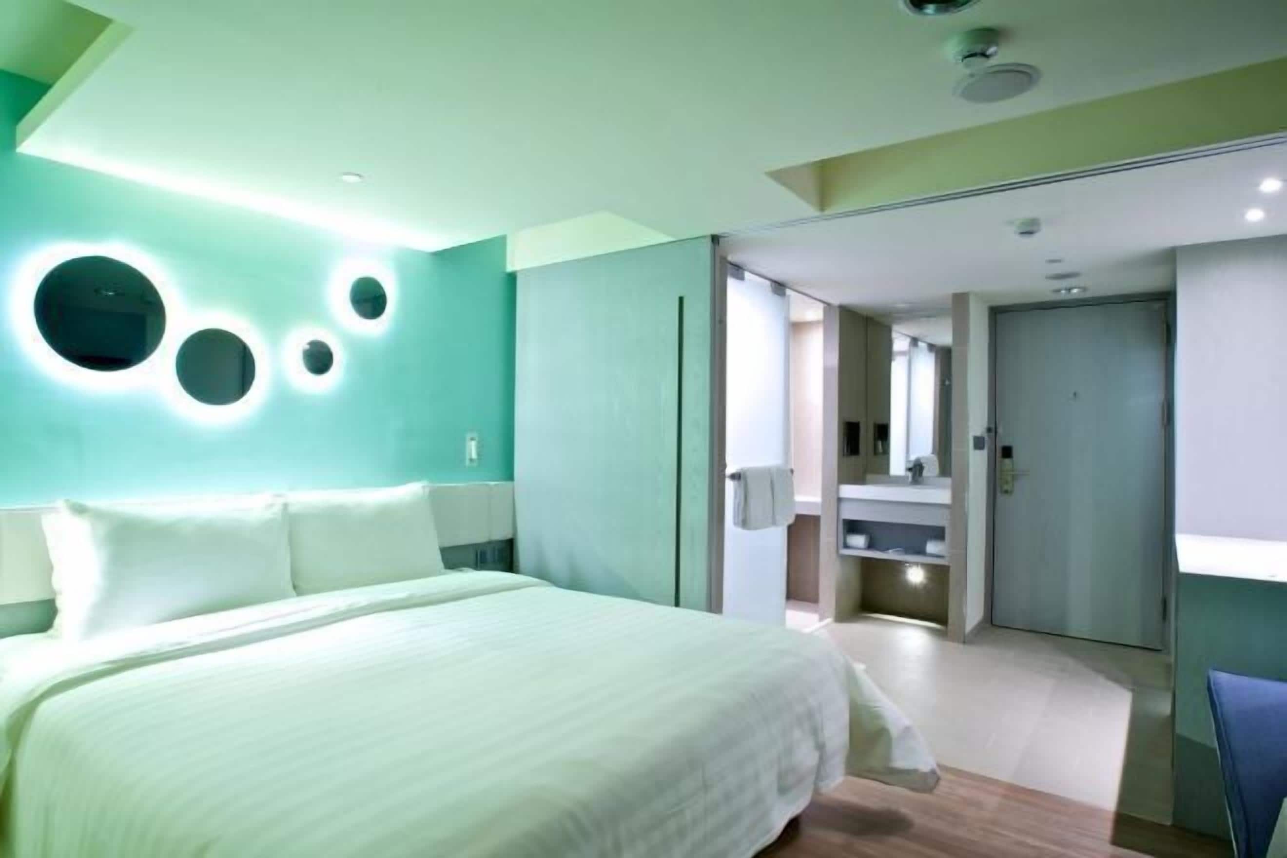 Cofres nos quartos, escrivaninha, cortinas blackout