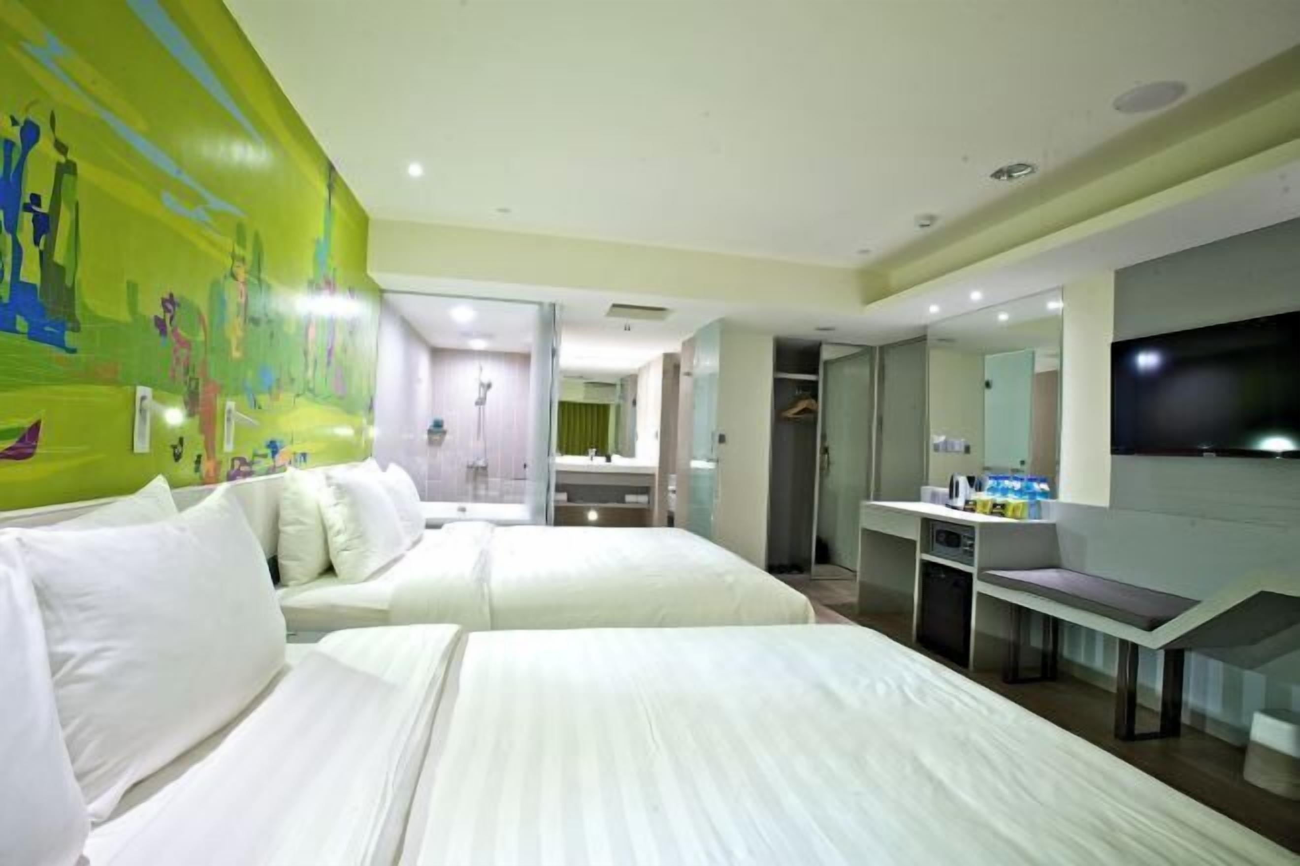 Cofres nos quartos, escrivaninha, cortinas blackout