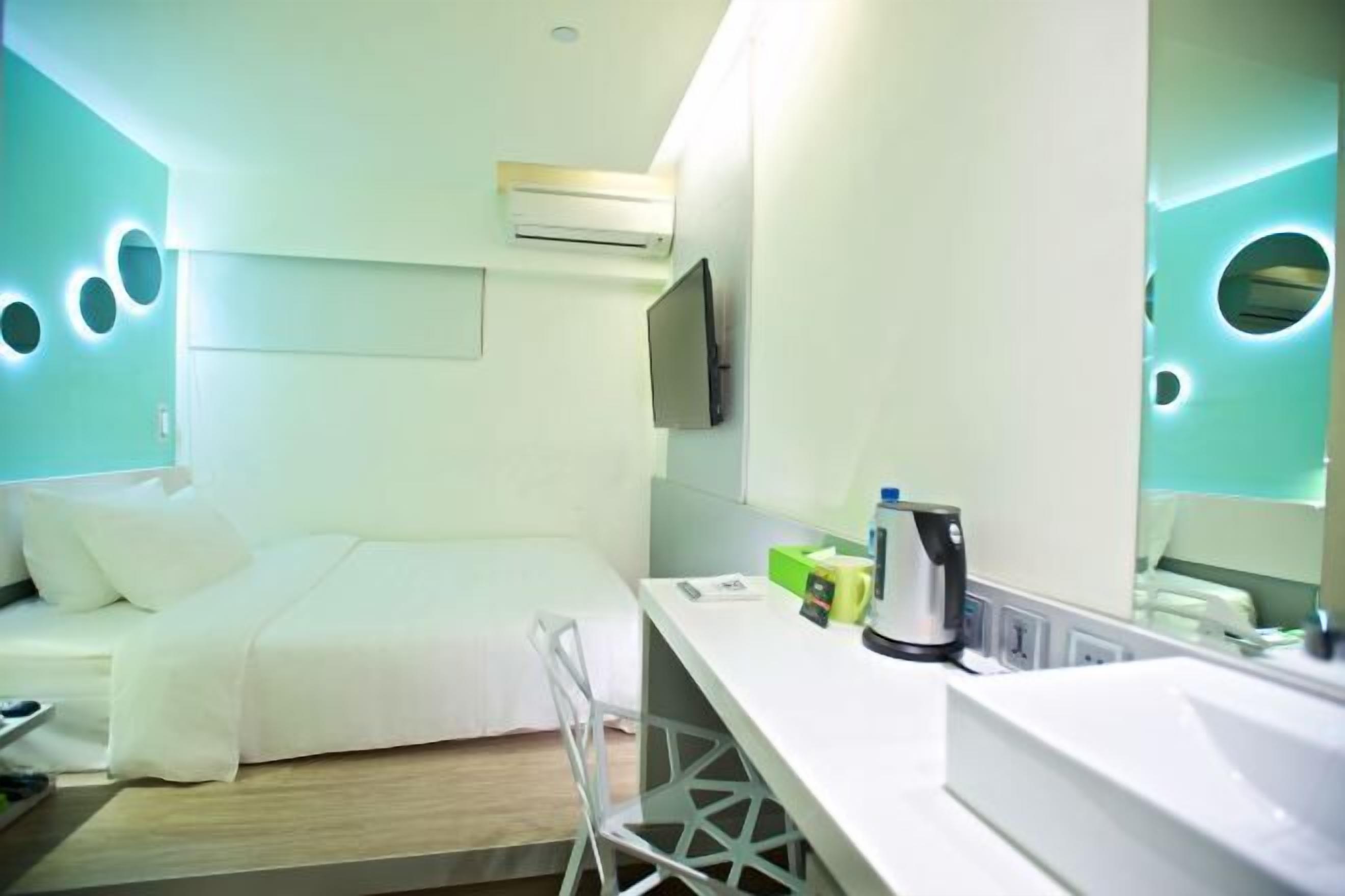 Cofres nos quartos, escrivaninha, cortinas blackout