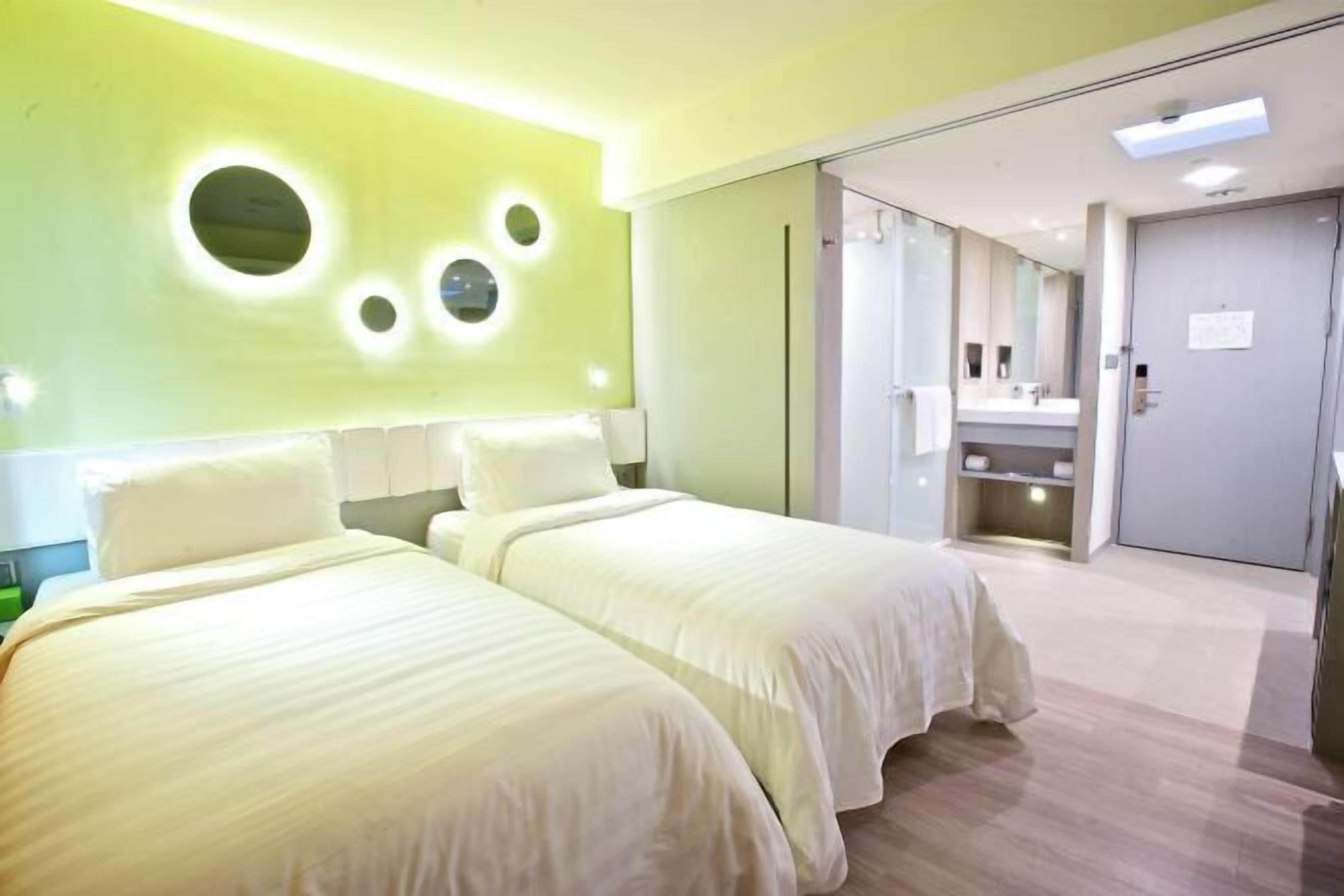 Cofres nos quartos, escrivaninha, cortinas blackout