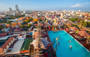 Una piscina al aire libre, sombrillas, tumbonas