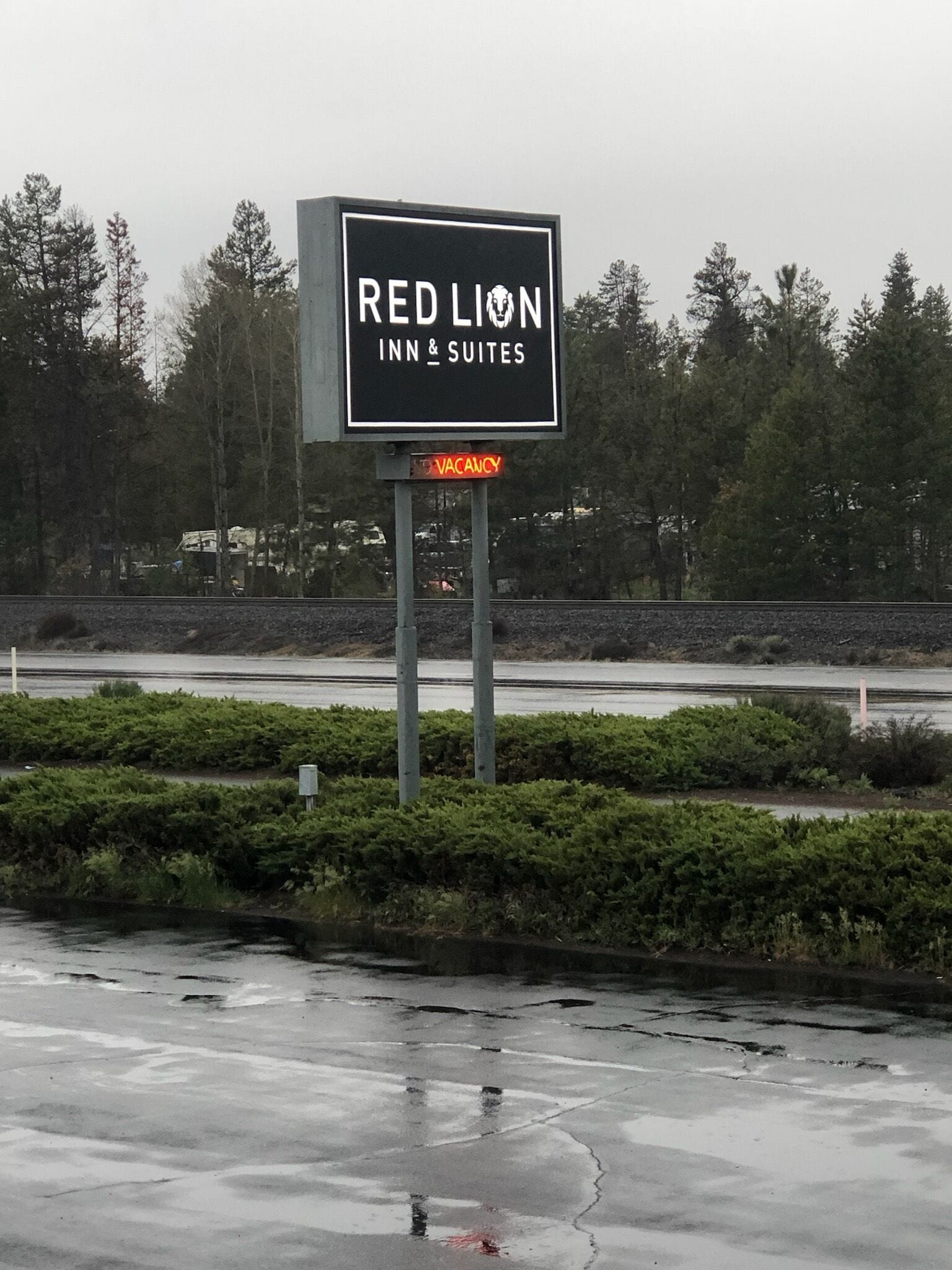 A sign for Red Lion Inn & Suites with a vacancy indicator.