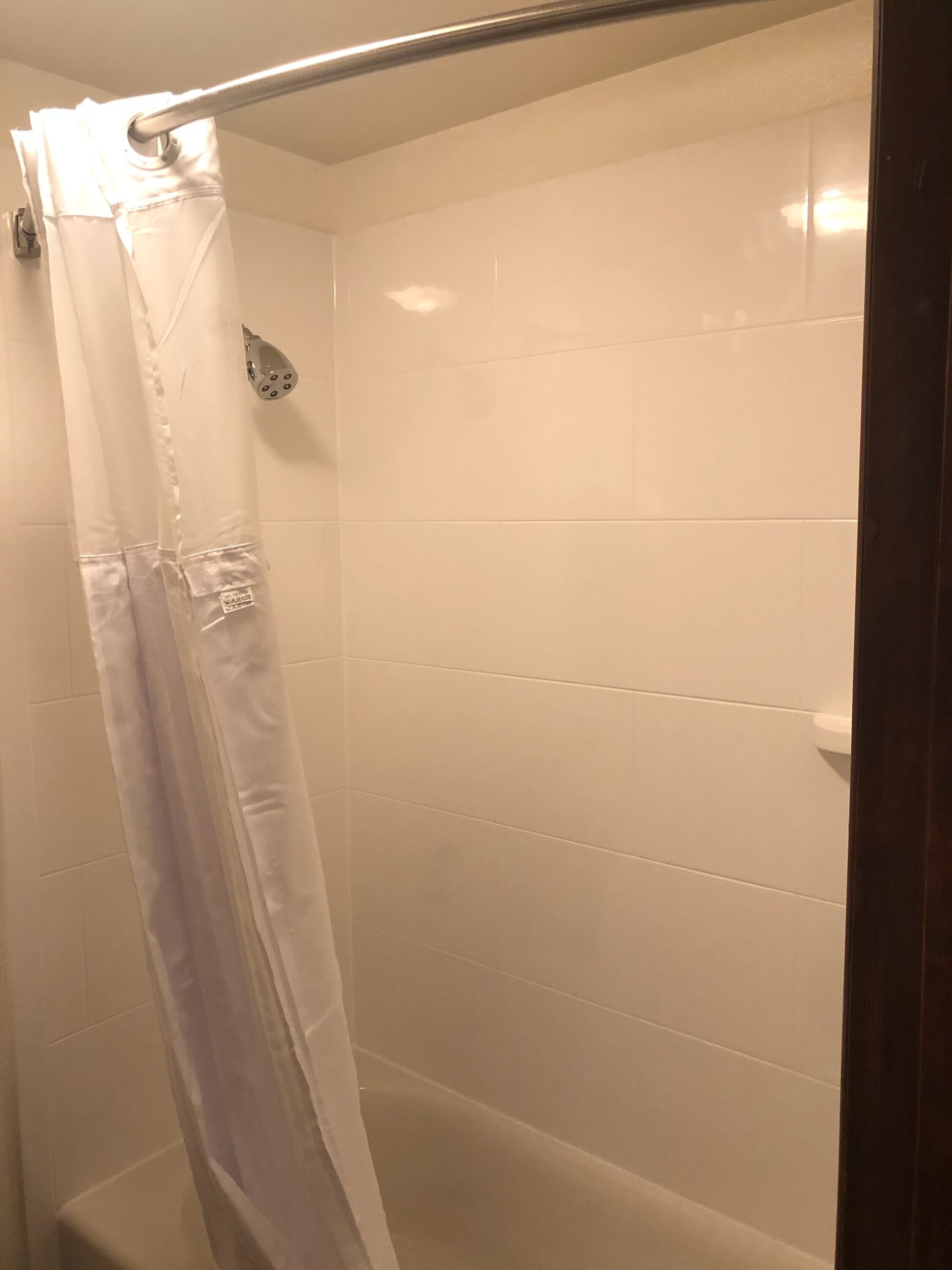 Combined shower/tub, deep soaking tub, free toiletries, towels