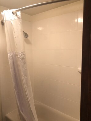 Combined shower/tub, deep soaking tub, free toiletries, towels