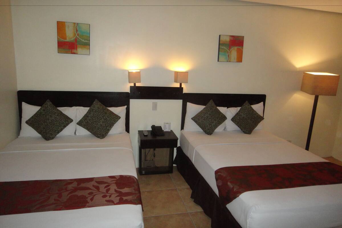 Deluxe Quadruple Room | In-room safe, desk, laptop workspace, WiFi (free)