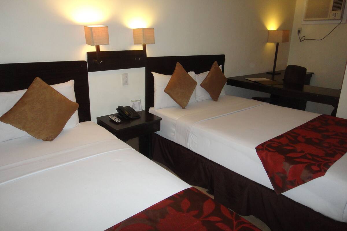 Deluxe Triple Room | In-room safe, desk, laptop workspace, WiFi (free)