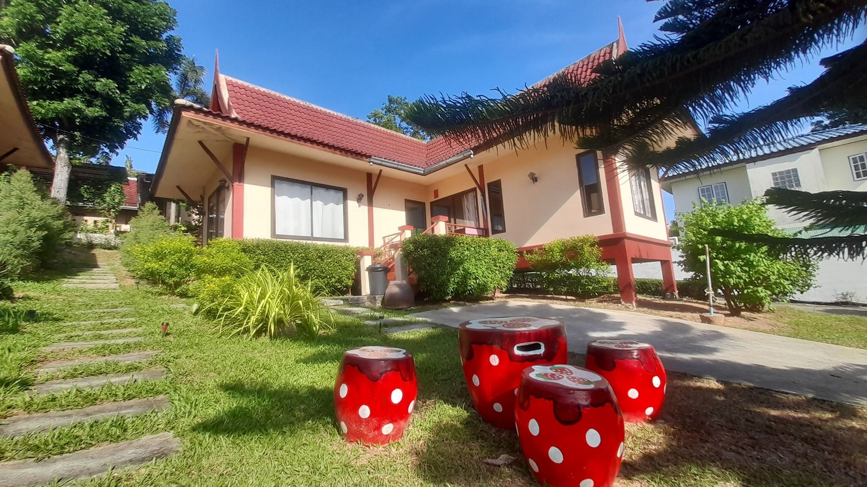 3 bedrooms, premium bedding, in-room safe, desk