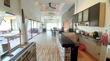 标准独立别墅, 3 间卧室 | 3 多间卧室、高档床上用品、客房内保险箱、办公桌