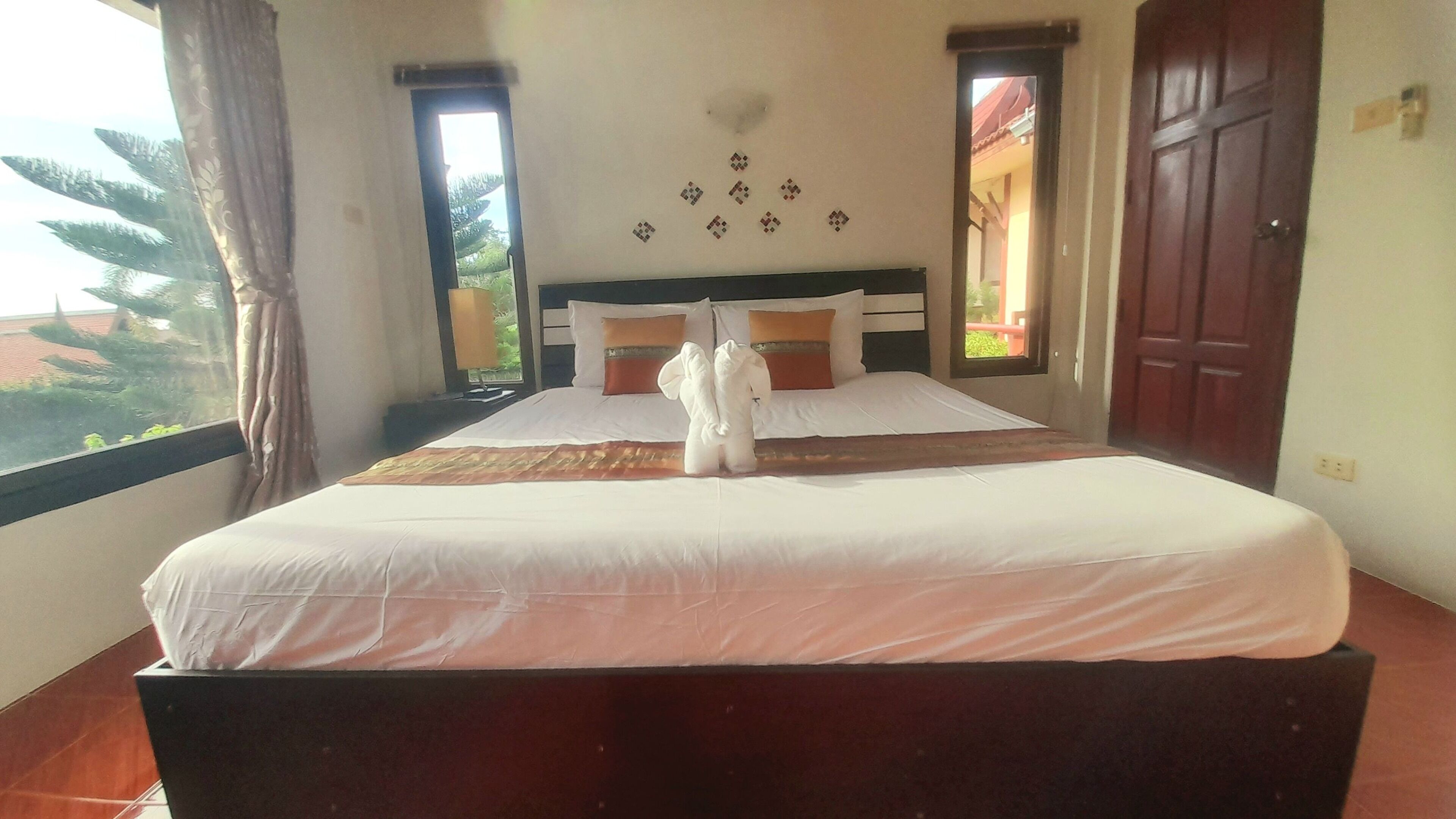 3 bedrooms, premium bedding, in-room safe, desk