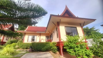 3 多间卧室、高档床上用品、客房内保险箱、办公桌