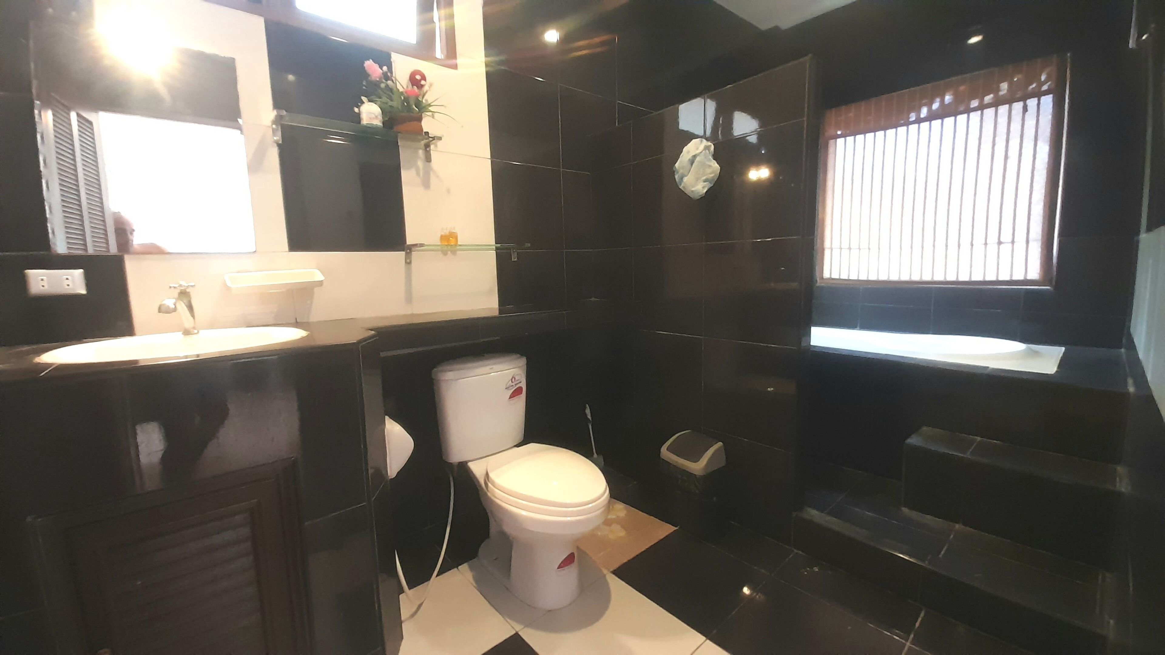 3 bedroom house with living room & kitchenette | bathroom | shower, free toiletries, hair dryer, bidet