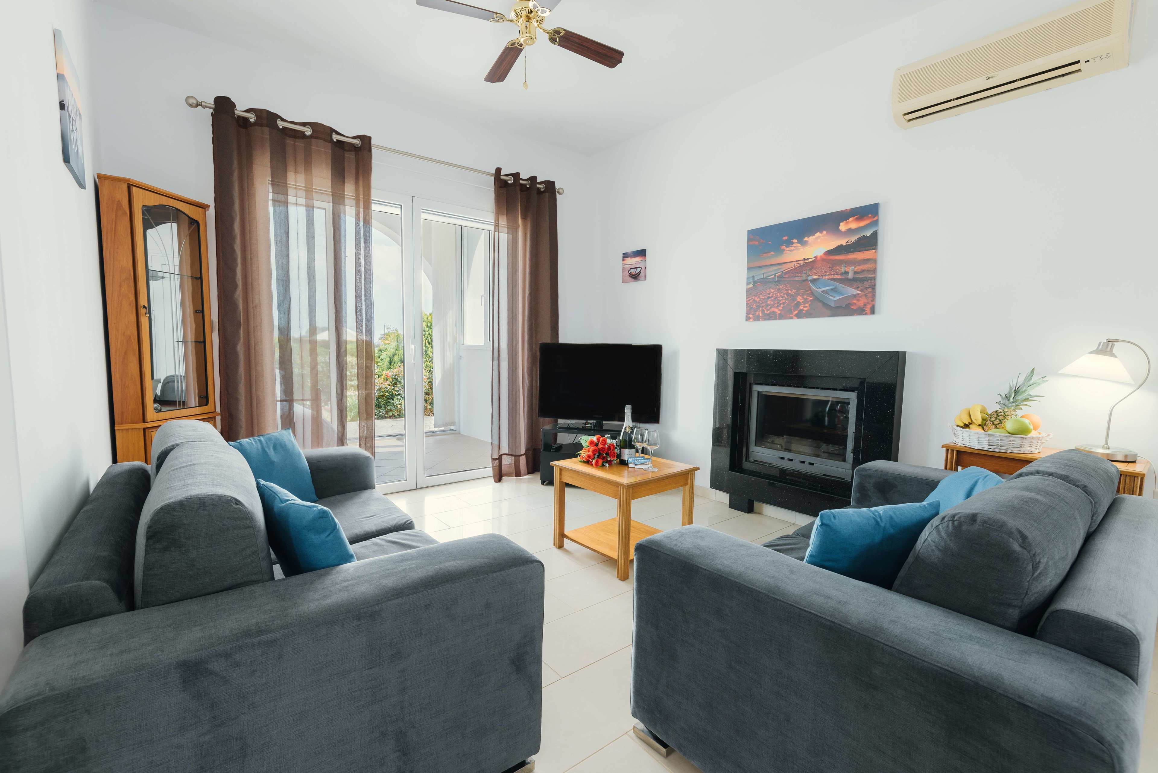 Vila superluxo, 2 quartos, piscina particular, vista para o mar | Sala de estar | TV de tela plana 34 polegadas com canais via satélite, TV, lareira