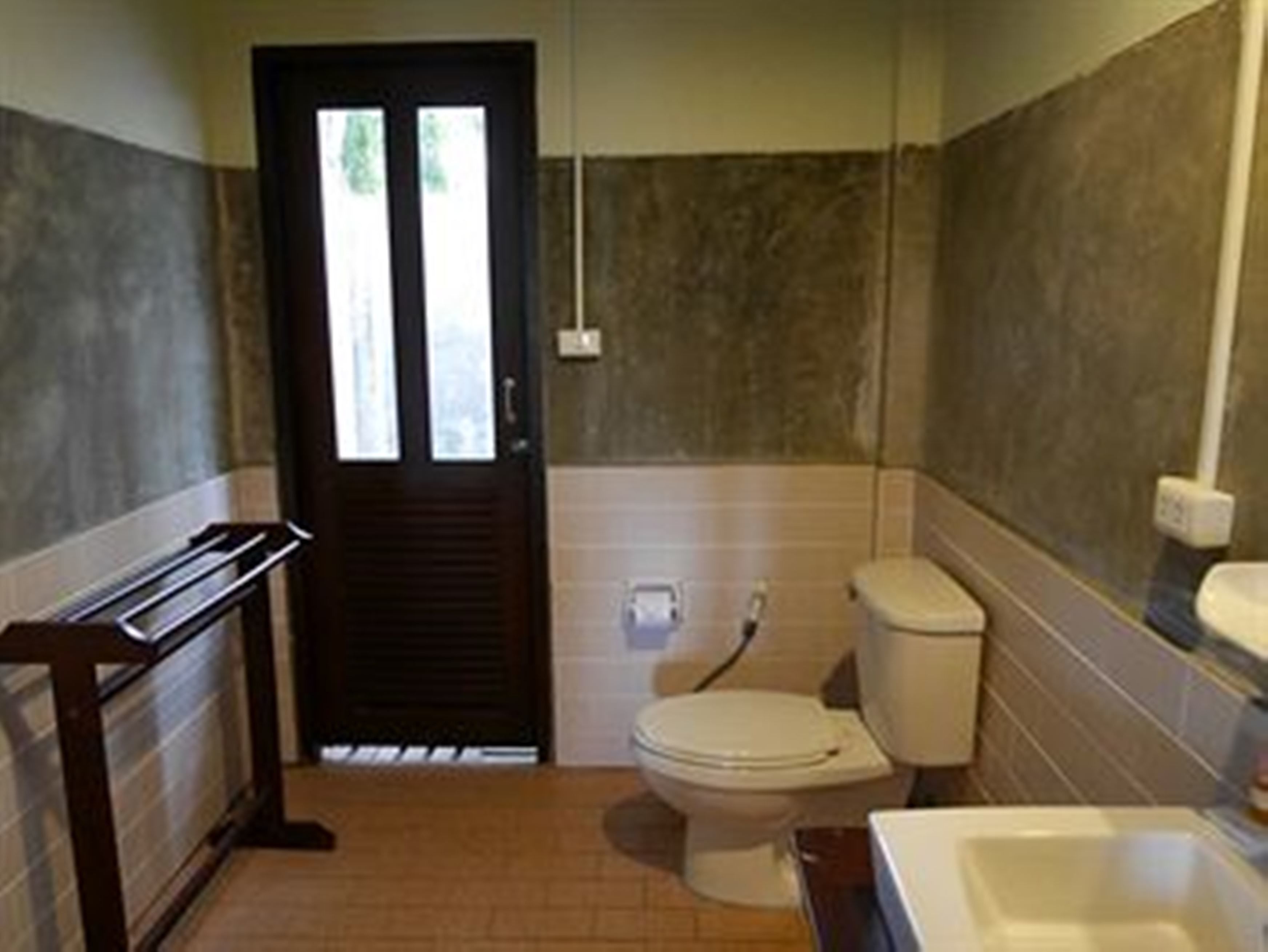 garden view cottage | bathroom | shower, free toiletries, towels