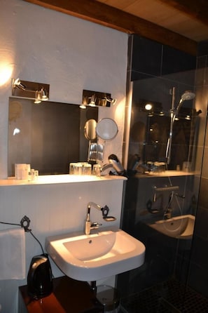 Regadera, amenidades de baño gratuitas, secadora de cabello, batas
